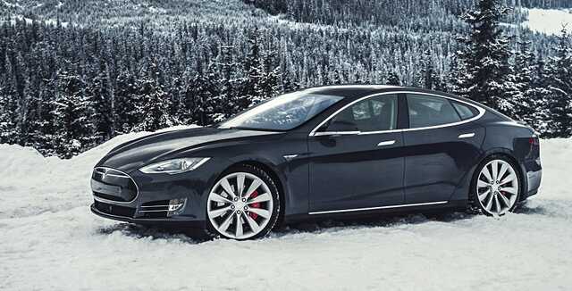 Колеса замёрзли: Tesla шокировала киевлян необычной неисправностью