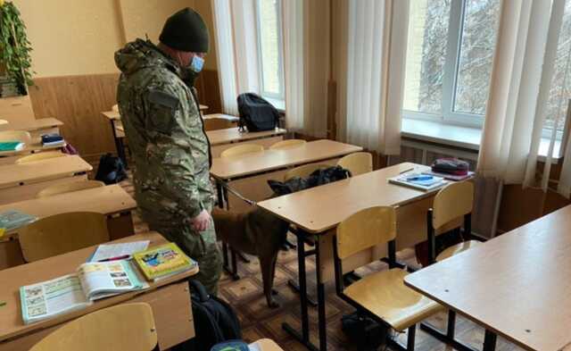 В Чернигове "заминировали" все школы