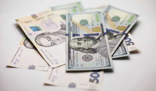 Курс доллара продолжил рост на межбанке