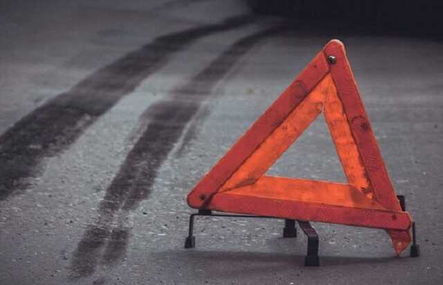 В Николаеве BMW зацепил девушку на переходе и вылетел на тротуар