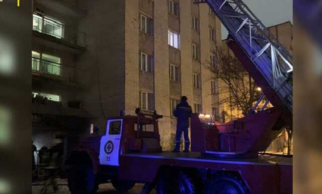В Луцке ночью горело общежитие Волынского университета: троих студентов спасли, 76 эвакуировали