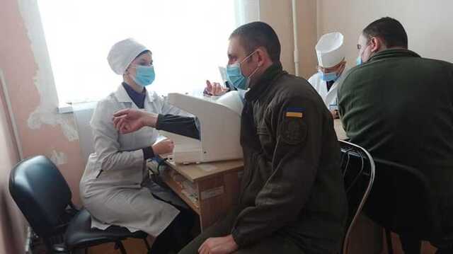 Некоторые даже из отпуска вышли: нацгвардейцы приехали сдавать кровь раненым в Днепре