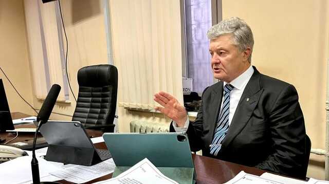 Чтобы кортеж Порошенко уехал из здания суда, полиция перекрыла движение