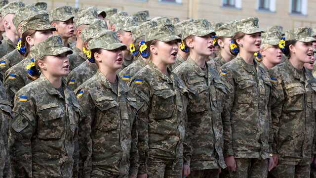 Минобороны сократило количество профессий женщин, подпадающих под воинский учет