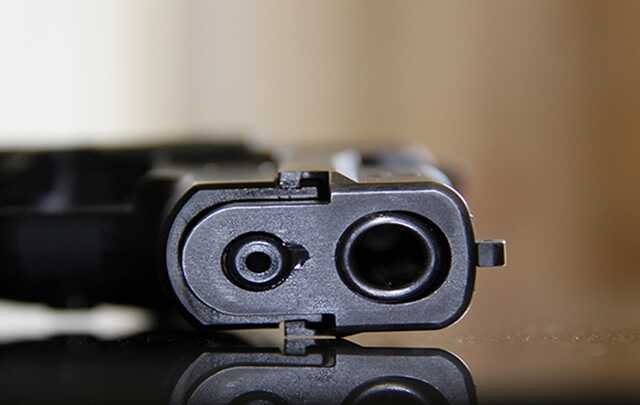 В Киеве девушка открыла стрельбу во дворе жилого дома