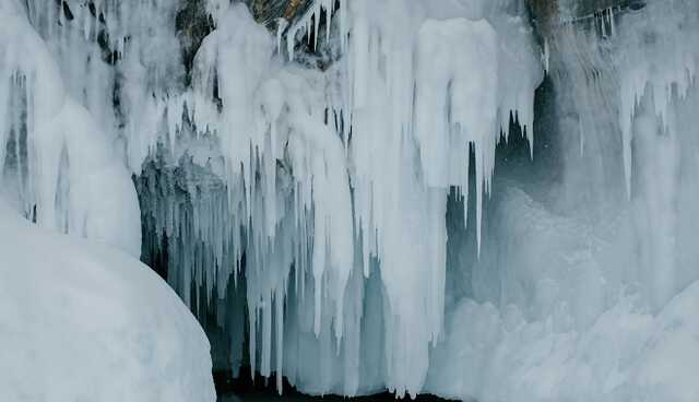 В Румынии из-за холодов замерзли несколько водопадов