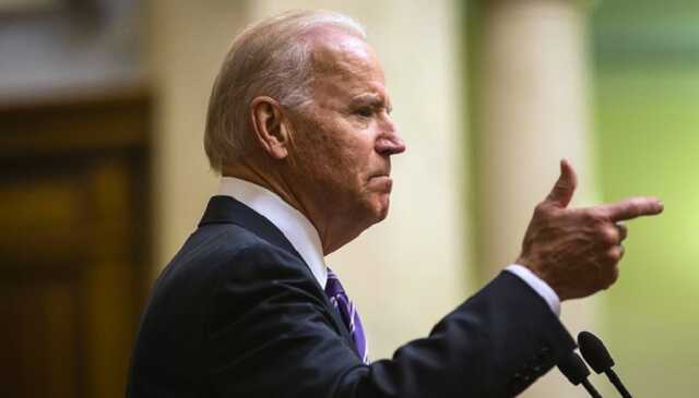 Байден уже не первый раз "спотыкается" об Украину — Le Figaro