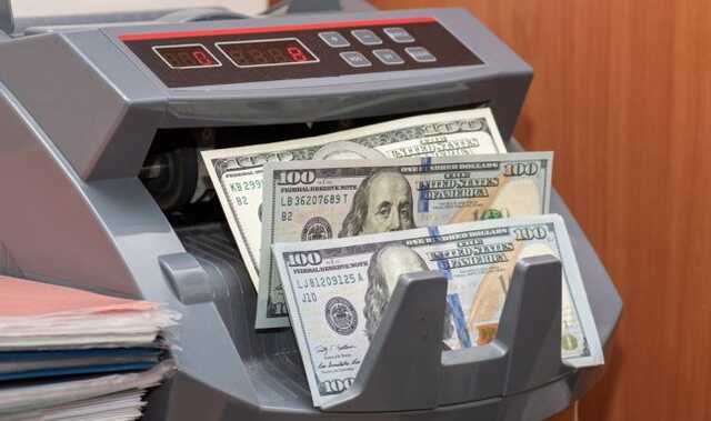 Доллар пошел вниз перед выходными, но на следующей неделе ожидается новый рост курса