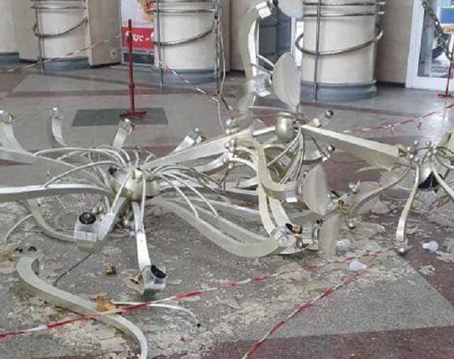 Оборвался трос: на вокзале в Днепре упала люстра