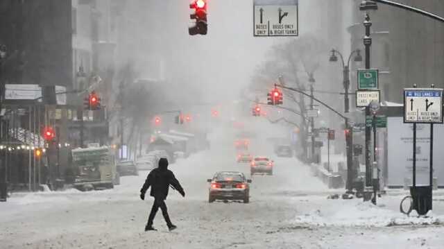 Нью-Йорк оказался в снежном плену: отменены 1400 авиарейсов