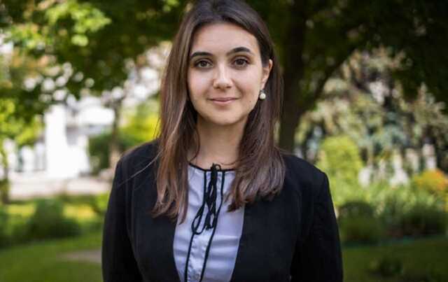 Без макияжа, с черным маникюром и кофе: Юлия Мендель выложила воскресное селфи