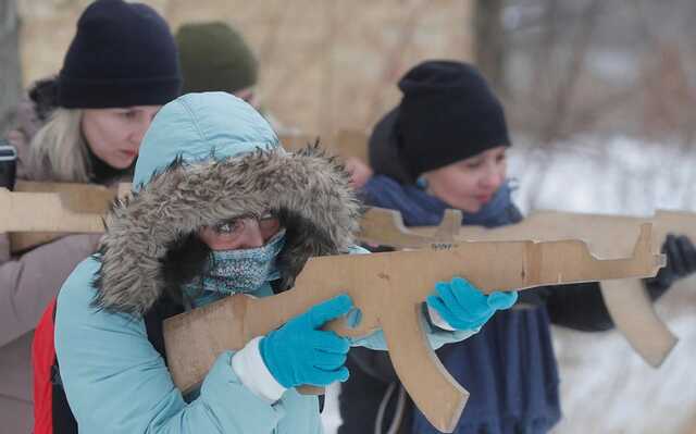 Под Киевом украинкам дали деревянные автоматы