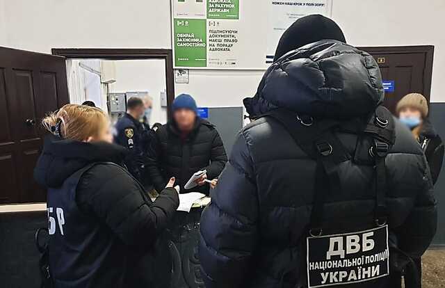 В Харькове начальника полицейского ИВС задержали за миллионные махинации с зарплатами