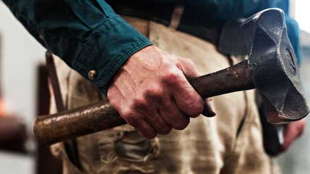 В Киеве мужчина молотком угрожал полицейским, а потом пытался сбежать от врачей