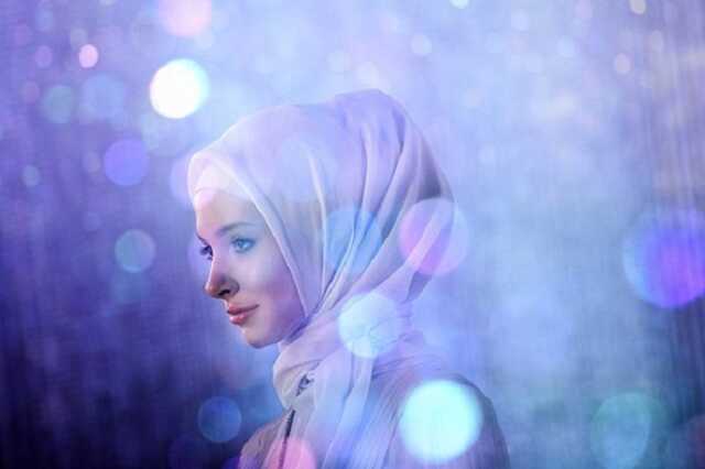 В центре украинской столицы мусульманки отметили Всемирный день хиджаба, раздавая розы на Крещатике