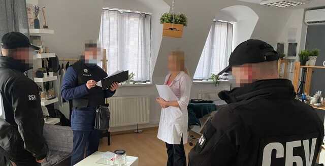 Врач на Закарпатье ежемесячно зарабатывала полмиллиона на фейковых сертификатах о вакцинации
