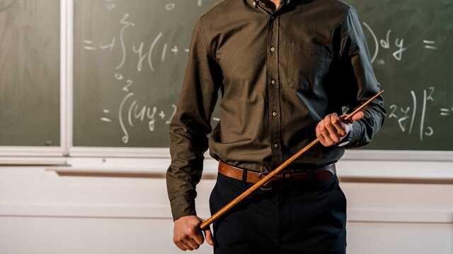 Суд на Херсонщине отказался восстанавливать на работе невакцинированных учителей