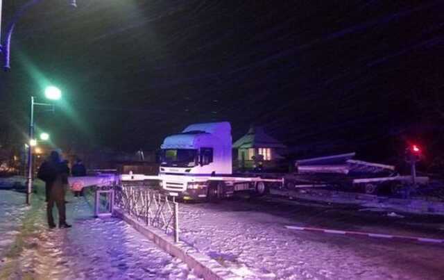 Под Ровно столкнулись пассажирский поезд и грузовик