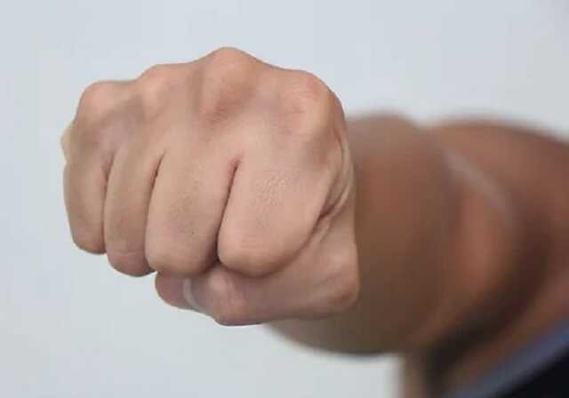 В Харьковском метро пьяный солдат напал на полицейского