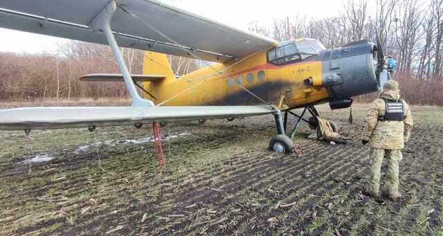 На Прикарпатье контрабандисты бросили в поле "кукурузник", на котором могли перевозить сигареты