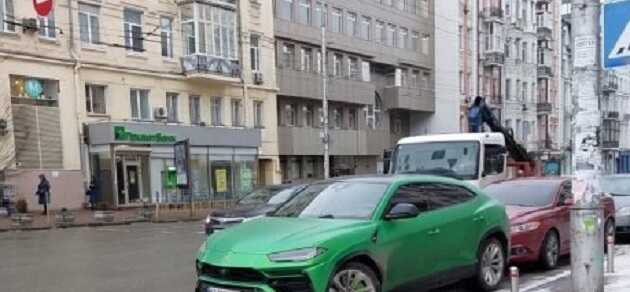 Элитные нарушители: в Киеве эвакуатор забрал роскошный Lamborghini