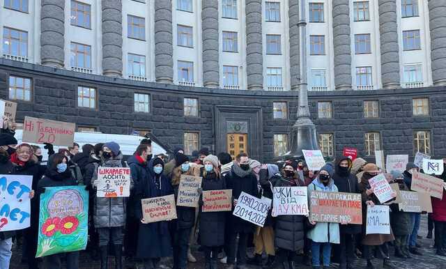 "Шкарлет – прочь!": студенты Могилянки под Кабмином требуют отставки главы МОН