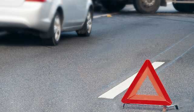 В Киеве военный грузовик на скорости протаранил микроавтобус и легковушку