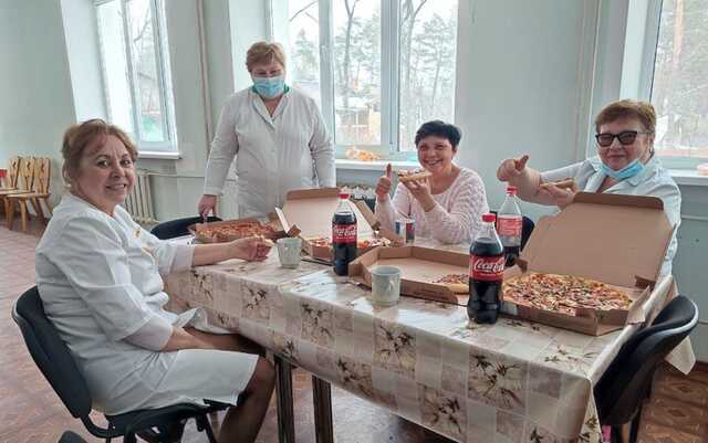 "Слуга" Клочко приніс до лікарні піцу та змусив лікарів з нею позувати