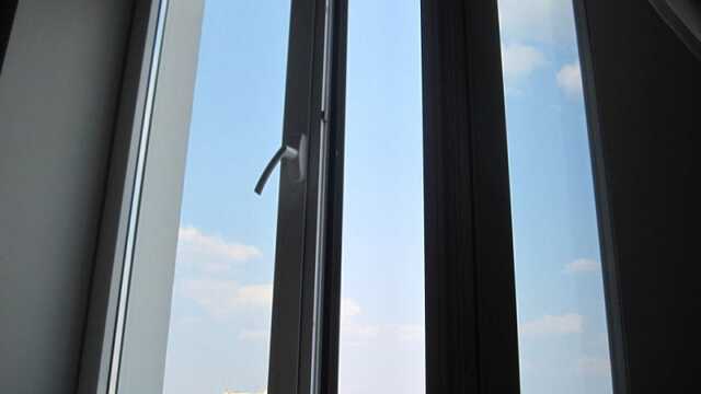 В Хмельницком пьяный мужчина выпал с седьмого этажа, но не долетел до земли