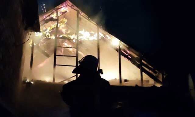 Пылали 100 "квадратов": на Днепропетровщине за полтора часа сгорел жилой дом