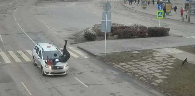 На Днепропетровщине таксист сбил на переходе женщину с ребенком