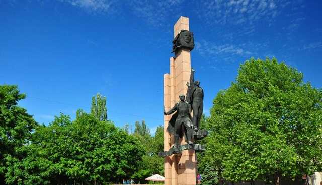 В Николаеве демонтировали барельеф Ленина