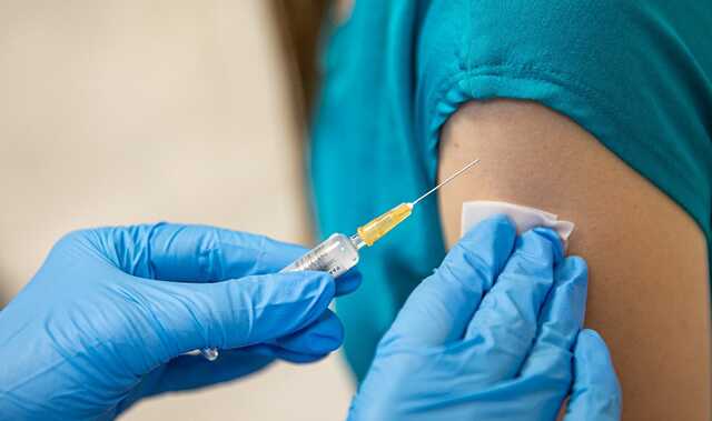 Бустерные прививки от коронавируса получили 454 тыс. украинцев