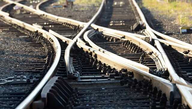 Под Львовом авто застряло на железнодорожной колее: в машину врезался пассажирский поезд