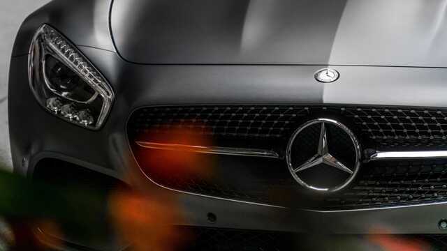 В Киеве двое водителей на Mercedes устроили гонки и поплатились за это