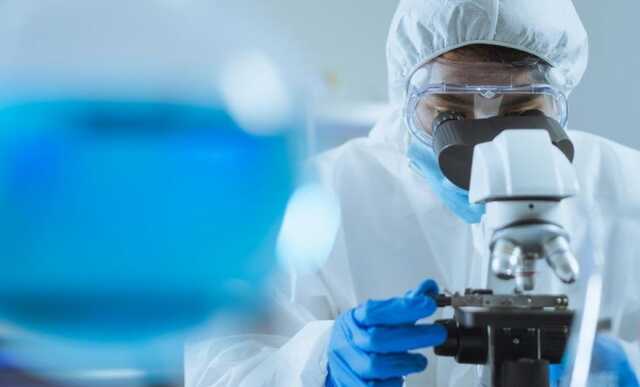 Ученые назвали самый обманчивый симптом штамма коронавируса "Омикрон"