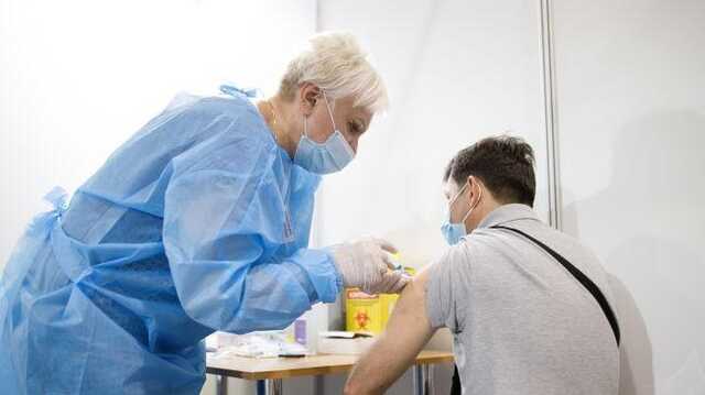 Темпы COVID-вакцинации замедлились вдвое: еще 18 тысяч человек получили прививку