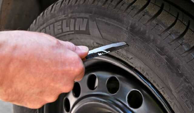 В Герце журналисту порезали шины на авто