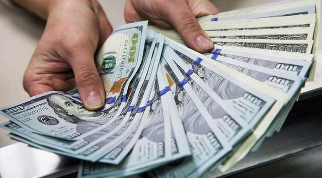 Заробитчане перевели в Украину 15 миллиардов, половину из них неофициально