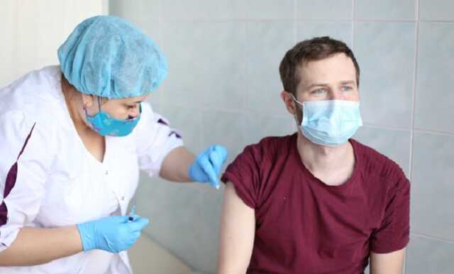 Украинцам рассказали, как отличить симптомы коронавируса от реакций организма после вакцинации