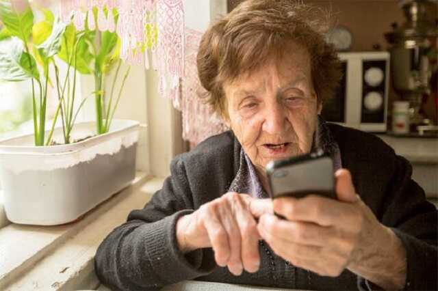 Зеленский пообещал пожилым украинцам бесплатные смартфоны и льготный интернет