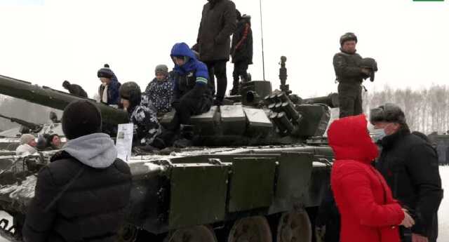 Российские буряты устроили экскурсию белорусам по своему лагерю в Речице