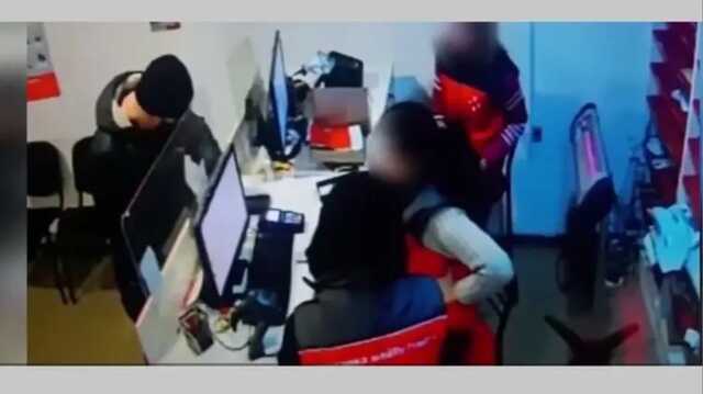 Появилось видео, как в Узине все работники почты бросились ловить афериста из Киева