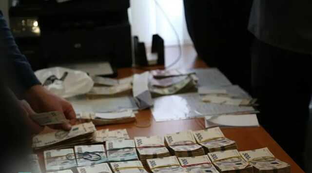 НАБУ разоблачило на взятке депутата Киевсовета, связанного с Ермаком, но он сбежал