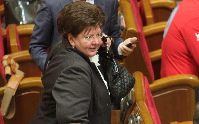 Депутат на заседании Рады "увлекалась" покупками: выбрала товар за 36 минимальных пенсий