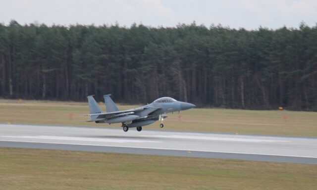 Американские истребители F-15 прибыли в Польшу