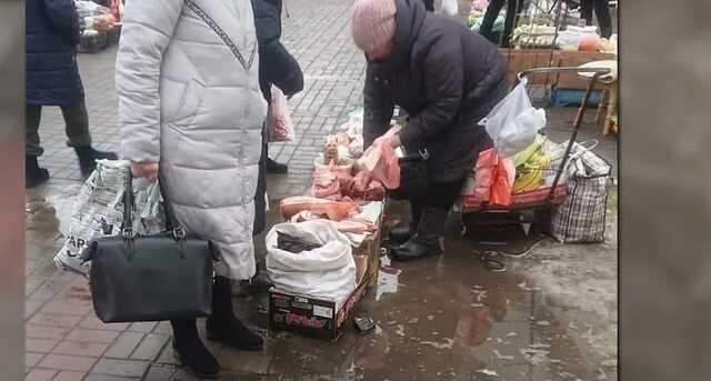 В Киеве заметили женщину, которая продавала мясо посреди лужи