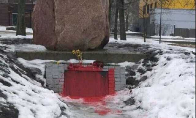 В Харькове облили краской монумент воинам УПА