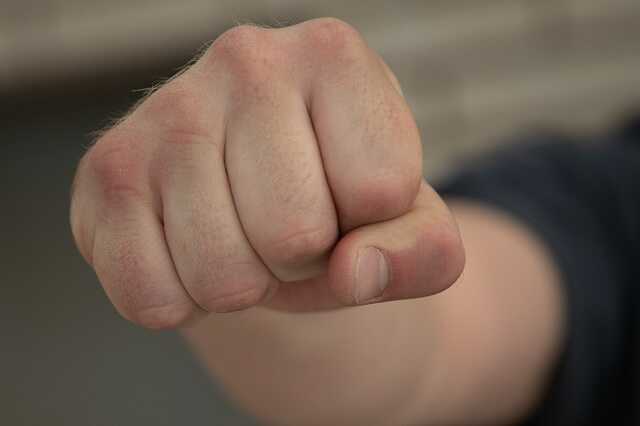 В Киеве группа молодых людей избила участника боевых действий: напавшим пришлось оправдываться