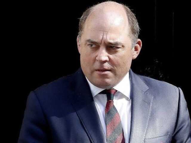 Глава Минобороны Британии привез Москве последнее предупреждение